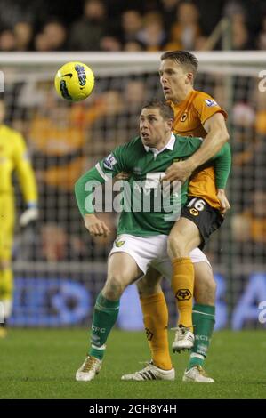 Grant holt aus Norwich City wird am 20. Dezember 2011 im Molineux Stadium, Wolverhampton, von Christophe Berra aus Wolverhampton Wanderers während des Fußballmatches der Barclays Premier League zwischen Wolverhampton Wanderers und Norwich City herausgefordert. Stockfoto
