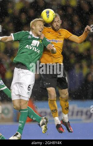 Steven Fletcher von Wolverhampton Wanderers (rechts) tritt am 20. Dezember 2011 im Molineux Stadium, Wolverhampton, beim Barclays Premier League Fußballspiel zwischen Wolverhampton Wanderers und Norwich City gegen Zak Whitbread von Norwich City an. Stockfoto