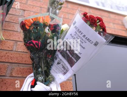 An der Gedenkstätte wurden Blumen als Erinnerung an den Münchner Flugzeugabsturz während des Spiels der Barclays Premier League im Old Trafford, Manchester, am 11. Februar 2012 hinterlassen. Stockfoto