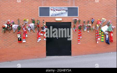 An der Gedenkstätte wurden Blumen als Erinnerung an den Münchner Flugzeugabsturz während des Spiels der Barclays Premier League im Old Trafford, Manchester, am 11. Februar 2012 hinterlassen. Stockfoto