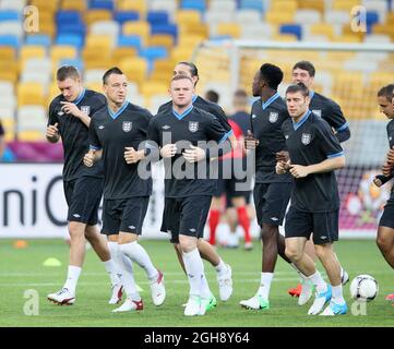 Die Engländerin John Terry und Wayne Rooney während der EM 2012 England Training im Olympiastadion in Kiew, am 14. Juni 2012. Stockfoto