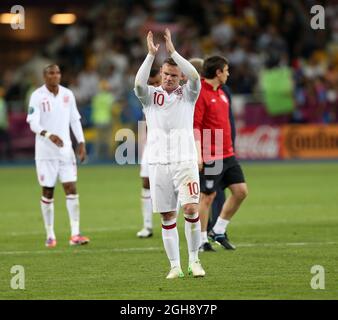 Der englische Wayne Rooney blickt auf den Schlusspfiff während des Viertelfinales zwischen England und Italien im Olympiastadion in Kiew am 24. Juni 2012 niedergeschlagen. Stockfoto