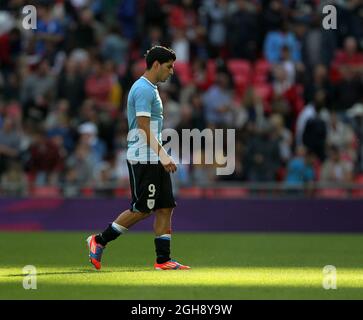 Uruguays Luis Suarez geht niedergeschlagen beim letzten Pfiff während der Olympischen Spiele 2012 in London, Senegal gegen Uruguay, Wembley-Stadion, London, 29. Juli 2012. Stockfoto