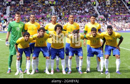 Die brasilianische Mannschaftsgruppe kehrte von links nach unten zurück Neto, Sandro, Juan Jesus, Romulo und der Brasilianer Thiago Silva.vordere Reihe von links Rafael, Alexandre Pato, Marcelo, Oscar, Neymar und Hulk.Brasilien gegen Weißrussland während des olympischen Spiels der Gruppe C 2012 in Old Trafford, Manchester, Großbritannien, am 29. Juli 2012. Stockfoto