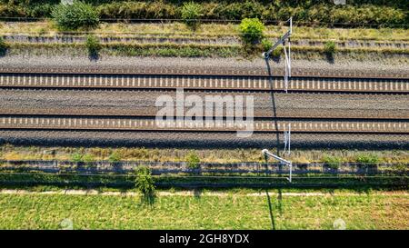 Luftaufnahme von fliegenden Drohnen von Eisenbahnschienen. Hochwertige Fotos Stockfoto