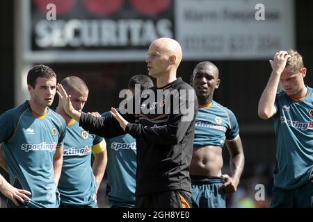 Wolverhampton Wanderers Manager Stale Solbakken spricht in der Halbzeit während der Pre-Season Friendly zwischen Walsall und Wolverhampton Wanderers am 28. Juli 2012 im Banks Stadium Walsall mit seinem Team. Stockfoto