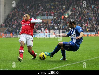 Wigan's Shaun Maloney zwickt sich am 22. Dezember 2012 mit Alex Oxlade-Chamberlain von Arsenal während des Barclays Premier League-Spiels zwischen Wigan Athletic und Arsenal im JJB Stadium, Wigan. Bild David KleinSportimage Stockfoto