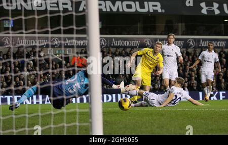Pavel Pogrebnyak von Reading sieht seinen Schuss von Tottenhams Hugo Lloris während des Spiels in der Barclays Premier League zwischen Tottenham Hotspur und Reading am 01. Januar 2013 in der White Hart Lane gerettet. Bild David KleinSportimage Stockfoto
