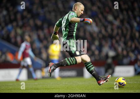 Aston Villa Torwart Brad Guzan im Einsatz während der Barclays Premier League zwischen Aston Villa und Southampton am 12. Januar 2013 im Villa Park in Birmingham. Malcolm Couzens Stockfoto