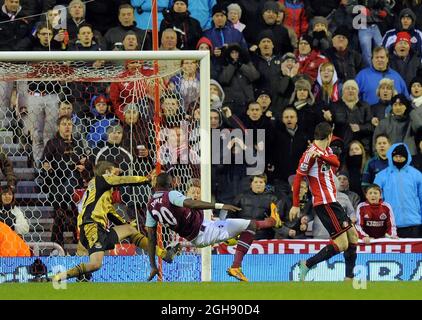 Adam Johnson aus Sunderland erzielt am 12. Januar 2013 in der Barclays Premier League zwischen Sunderland und West Ham United im Stadium of Light in Sunderland ihr zweites Tor. Richard Lee Stockfoto