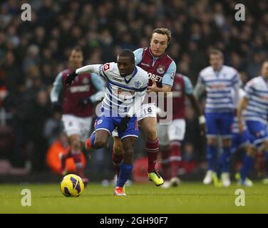 Mark Noble von West Ham zwickt sich am 19. Januar 2013 mit Shaun Wright-Phillips von QPR während des Barclays Premier League Fußballmatches zwischen West Ham United und den Queens Park Rangers im Upton Park in London, Großbritannien. Bild David Klein Stockfoto