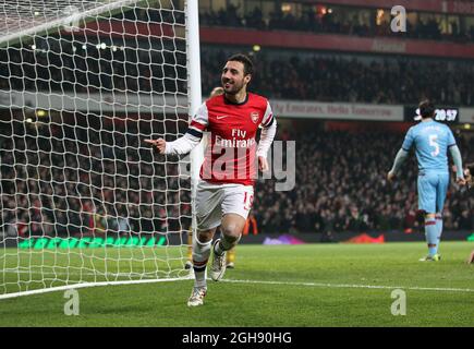 Santi Cazorla von Arsenal feiert den dritten Treffer seiner Seite während der Barclays Premier League zwischen Arsenal und West Ham United am 23. Januar 2013 im Emirates Stadium in London. Stockfoto