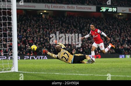 Theo Walcott von Arsenal erzielte am 23. Januar 2013 im Emirates Stadium in London in der Barclays Premier League zwischen Arsenal und West Ham United das vierte Tor seiner Seite. Stockfoto