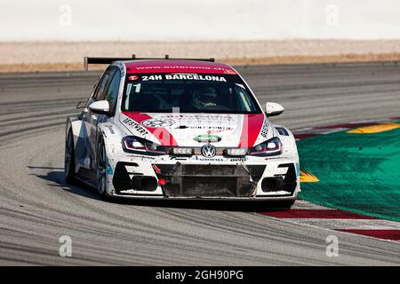 Montmelo, Barcelona, Spanien. September 2021. Fahrer: Emil Heyerdahl, Jasmin Preisig, Constantin Kletzer und Roberto Ferri von Autorama Motorsport by Wolf-Power Racing mit Volkswagen Golf GTi TCR DSG beim HANKOOK 24H BARCELONA 2021-Rennen auf dem Circuit de Catalunya. (Bild: © David Ramirez/DAX via ZUMA Press Wire) Bild: ZUMA Press, Inc./Alamy Live News Stockfoto