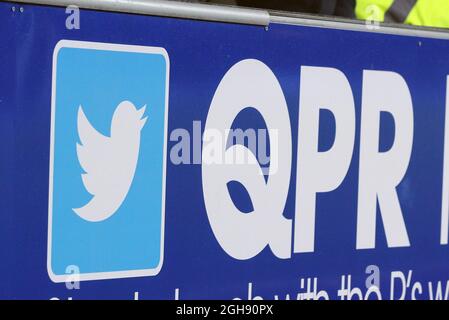 Ein twitter-Schild neben dem QPR-Logo während der Barclays Premier League zwischen QPR und Manchester City an der Loftus Road in London am 29. Januar 2013. Stockfoto