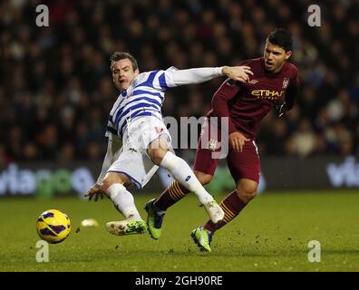 Ryan Nelsen von QPR tötelt mit Sergio Aguero von Manchester City während der Barclays Premier League zwischen QPR und Manchester City am 29. Januar 2013 an der Loftus Road in London. Stockfoto