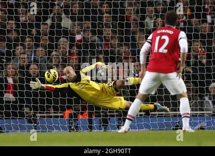 Liverpools Pepe Reina rettet sich während des Barclays Premier League-Spiels zwischen Arsenal und Liverpool im Emirates Stadium in London am 30. Januar 2013 von Arsenals Theo Walcott. Stockfoto