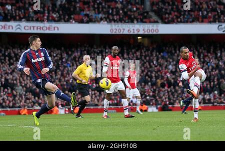 Theo Walcott von Arsenal schießt während des Fußballmatches der Barclays Premier League zwischen Arsenal und Stoke am 02. Februar 2013 im Emirates Stadium in London, Großbritannien. Stockfoto