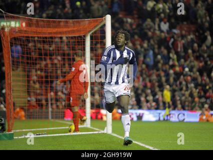 Romelu Lukaku feiert das zweite Tor des Spiels für West Bromwich Albion während des Barclays Premier League Fußballspiels zwischen Liverpool und West Bromwich Albion am 11. Februar 2013 in Anfield in Liverpool, Großbritannien. Stockfoto