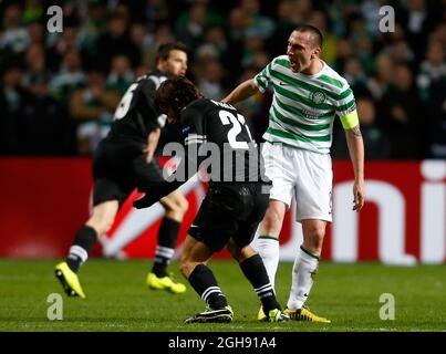 Scott Brown (R) von Celtic-Zusammenstößen mit Andrea Pirlo von Juventus während der UEFA Champions League First Knockout Round of Sixteen, 1. Leg Match zwischen Celtic und Juventus im Celtic Park Stadium in Glasgow, Schottland am 12. Februar 2013 Stockfoto