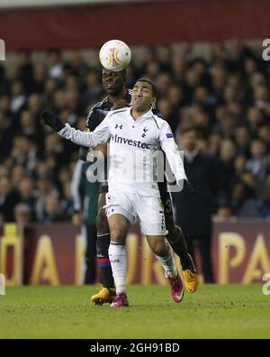 Tottenhams Aaron Lennon tötelt mit Lyons Gueida Fofana während des Europa League-Spiels zwischen Tottenham Hotspur und Lyon in der White Hart Lane in London, Großbritannien, am 14. Februar 2013. Stockfoto