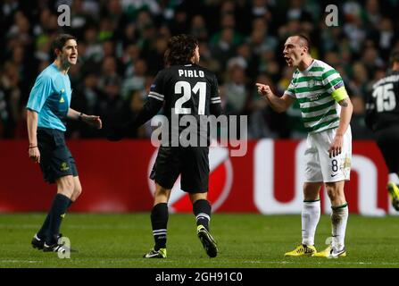 Scott Brown (R) von Celtic-Zusammenstößen mit Andrea Pirlo von Juventus während der UEFA Champions League First Knockout Round of Sixteen, 1. Leg Match zwischen Celtic und Juventus im Celtic Park Stadium in Glasgow, Schottland am 12. Februar 2013 Stockfoto