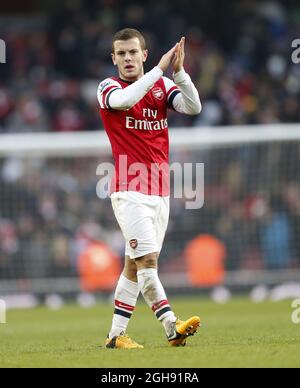 Jack Wilshere von Arsenal applaudiert den Fans beim Schlusspfiff während des Barclays Premier League-Spiels zwischen Arsenal und Aston Villa im Emirates Stadium in London, Großbritannien, am 23. Februar 2013. Stockfoto