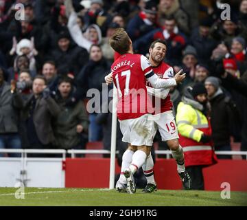 Santi Cazorla von Arsenal feiert sein zweites Tor während des Spiels der Barclays Premier League zwischen Arsenal und Aston Villa am 23. Februar 2013 im Emirates Stadium in London, Großbritannien. Stockfoto