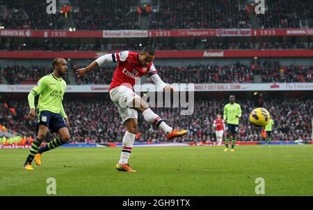 Theo Walcott von Arsenal feuert während des Spiels der Barclays Premier League zwischen Arsenal und Aston Villa am 23. Februar 2013 im Emirates Stadium in London, Großbritannien, in einen Schuss. Stockfoto