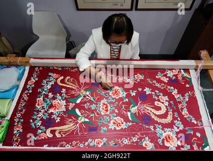 Peking, China. September 2021. Ein Aussteller demonstriert die Stickkunst Pekings im Shougang Park während der China International Fair for Trade in Services (CIFTIS) in Beijng, der Hauptstadt Chinas, am 6. September 2021. Quelle: Zhang Chenlin/Xinhua/Alamy Live News Stockfoto
