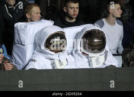 Anhänger der Aston Villa als Astronauten beim Barclays Premier League-Spiel zwischen Aston Villa und Manchester City im Villa Park in Birmingham, Großbritannien, am 04. März 2013. Stockfoto