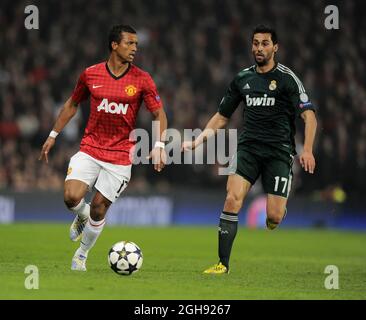 Nani von Manchester United zwickte mit Alvaro Arbeloa von Real Madrid während des UEFA Champions League-Spiels 16, das Manchester United und Real Madrid am 5. März 2013 im Old Trafford Stadium in Manchester, Großbritannien, ausgetragen haben. Stockfoto