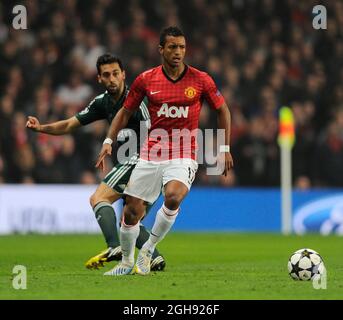 Nani von Manchester United zwickte mit Alvaro Arbeloa von Real Madrid während des UEFA Champions League-Spiels 16, das Manchester United und Real Madrid am 5. März 2013 im Old Trafford Stadium in Manchester, Großbritannien, ausgetragen haben. Stockfoto