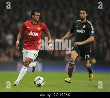 Nani von Manchester United zwickte mit Alvaro Arbeloa von Real Madrid während des UEFA Champions League-Spiels 16, das Manchester United und Real Madrid am 5. März 2013 im Old Trafford Stadium in Manchester, Großbritannien, ausgetragen haben. Stockfoto