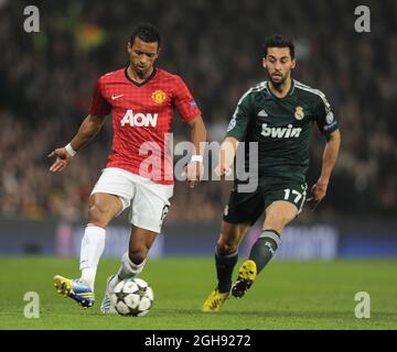 Nani von Manchester Vereinigte sich während der UEFA Champions League Runde 16 mit Alvaro Arbeloa von Real Madrid, einem Spiel zwischen Manchester United und Real Madrid im Old Trafford in Manchester, Großbritannien, am 5. März 2013. Stockfoto