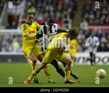 Moussa Sissoko aus Newcastle United (C) wird am 14. März 2013 im St. James' Park in Newcastle von Ewerton aus Anzhi Makhachkala (L) und Andrei Jeschenko aus Anzhi Makhachkala im Rahmen der Runde 16, Second Leg Match zwischen Newcastle Utd und Anzhi Makhachkala ausgeschlossen. Picture: Richard Lee Stockfoto