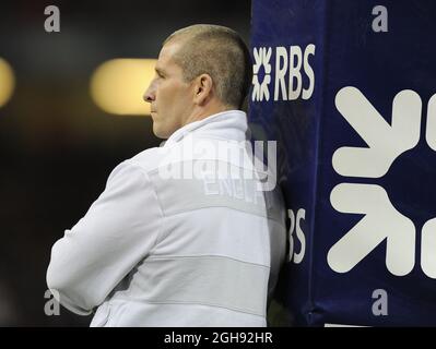 England-Cheftrainer Stuart Lancaster beim RBS 6 Nations-Spiel zwischen Wales und England im Millennium Stadium in Cardiff, Wales, Großbritannien am 16. März 2013. Stockfoto