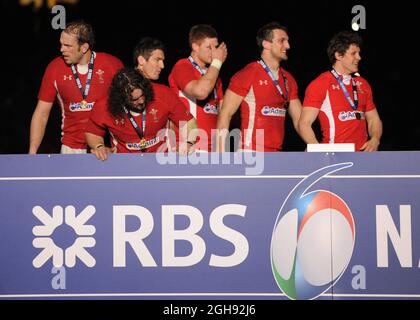 Adam Jones von Wales inspiziert die Vorstände während des RBS 6 Nations-Spiels zwischen Wales und England im Millennium Stadium in Cardiff, Wales, Vereinigtes Königreich am 16. März 2013. Stockfoto