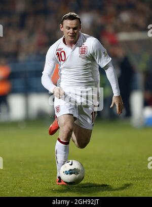 Der englische Wayne Rooney in Aktion beim WM-Qualifikationsspiel 2014 zwischen Montenegro und England am 26. März 2013 im City Stadium in Podgorica. Bild David Klein Stockfoto