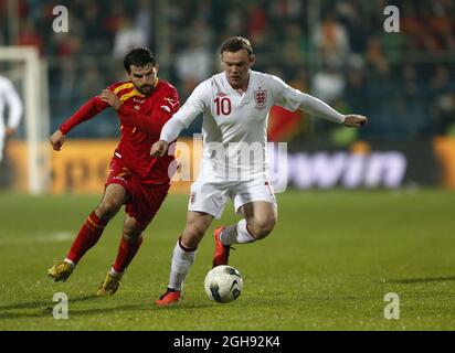 Der englische Wayne Rooney in Aktion beim WM-Qualifikationsspiel 2014 zwischen Montenegro und England am 26. März 2013 im City Stadium in Podgorica. Bild David Klein Stockfoto