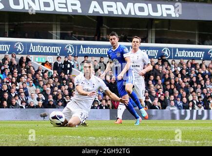 Evertons Kevin Mirallas erzielte am 7. April 2013 beim Barclays Premier League-Spiel zwischen Tottenham Hotspur und Everton in der White Hart Lane in London das zweite Tor seiner Seite. Stockfoto