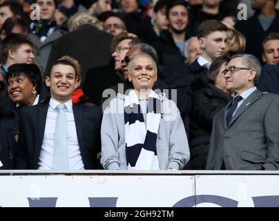 Tottenhams Fan Jessie J wacht am 7. April 2013 während des Barclays Premier League-Spiels zwischen Tottenham Hotspur und Everton in der White Hart Lane in London von der Tribüne aus auf. Stockfoto