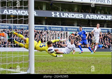 Evertons Kevin Mirallas erzielte am 7. April 2013 beim Barclays Premier League-Spiel zwischen Tottenham Hotspur und Everton in der White Hart Lane in London das zweite Tor seiner Seite. Stockfoto