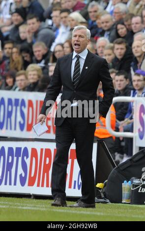 Newcastle United-Manager Alan Pardew beim Barclays Premier League-Spiel zwischen Newcastle Utd und Fulham im St. James' Park in Newcastle am 7. April 2013. Stockfoto