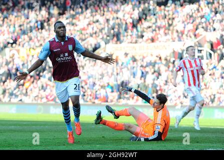 Christian Benteke von Aston Villa feiert das dritte Tor während des Barclays Premier League-Spiels zwischen Stoke City und Aston Villa im Britannia Stadium am 6. April 2013 in Stoke on Trent, Großbritannien Stockfoto