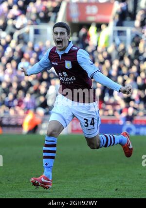 Matthew Lowton von Aston Villa feiert sein Wundertor während des Barclays Premier League-Spiels zwischen Stoke City und Aston Villa im Britannia Stadium am 6. April 2013 - Stoke on Trent, Vereinigtes Königreich, England - 060413 - Stockfoto