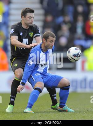 Shaun Maloney von Wigan Athletic tuslens mit Russell Martin von Norwich City während des Barclays Premier League-Spiels zwischen Wigan Athletic und Norwich City am 30. März 2013 im DW Stadium in Wigan. Stockfoto