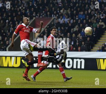 Papiss Cisse von Newcastle United (R) legt den Ball in die Hinterseite des Netzes, nur damit er zum zweiten Mal während des Europa League Quarter Finales für den Offside-Bereich ausgeschlossen wird, Second Leg Match zwischen Newcastle United und Benfica am 11. April 2013 im St. James' Park in Newcastle. Stockfoto