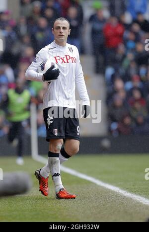 Dimitar Berbatov von Fulham schaut während des Barclays Premiership-Spiels zwischen Aston Villa und Fulham am 13. April 2013 in Villa Park, Großbritannien, auf. Stockfoto