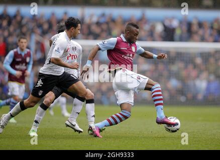 Yacouba Sylla von Aston Villa läuft bei der Fulham-Verteidigung während des Barclays Premiership-Spiels zwischen Aston Villa und Fulham in Villa Park, Großbritannien, am 13. April 2013. Stockfoto